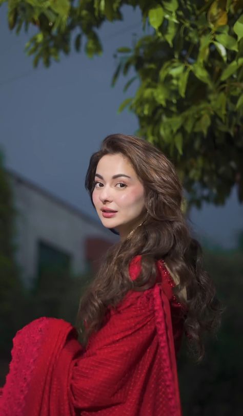 Hania Hairstyles, Hania Amir In Red Saree, Hania Amir Red Saree, Pakistani Actress Hairstyle, Color Corrector Palette, Hania Amir Dresses, Haina Amir, Niqab Eyes, Hania Aamir