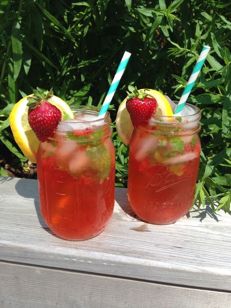 Homemade Strawberry Mint Lemonade Easy Dinner Ideas Vegetarian, Dessert Bread Recipes, Breakfast High Protein, Healthy Dinner Easy, Dinner Ideas Vegetarian, Cookies Recipes Easy, Passion Fruit Mojito, Brownies Recipes, Pretty Alcoholic Drinks