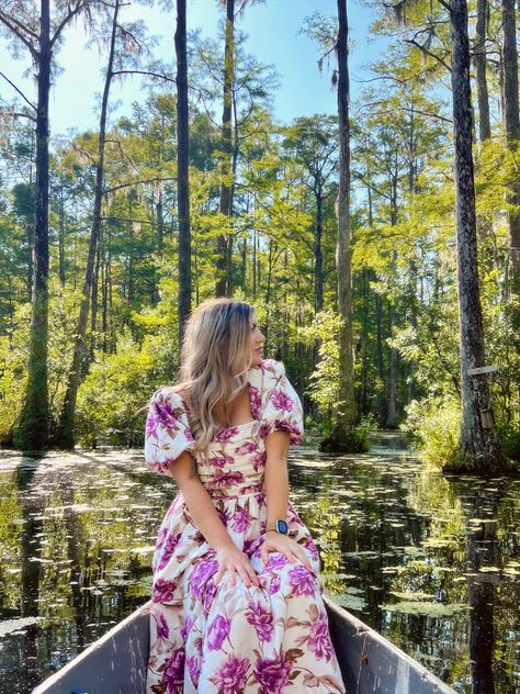 Boat ride. Swamp. Charleston Florida Keys Picture Ideas, Charleston South Carolina Picture Ideas, Senior Pictures In Charleston Sc, Cypress Gardens Photoshoot, Charleston Sc Picture Ideas, Louisiana Photoshoot, Charleston Sc Photoshoot, Charleston Sc Aesthetic Outfit, Charleston Senior Pictures