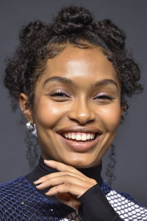 Yari Shahidi Hairstyles, Celebrity Curly Hairstyles, Bantu Nots On Natural Hair, Black Celebrity Hairstyles, Tara Shahidi Hairstyles, Fairy Bantu Knots, Bantu Knots Hairstyle, Cool Natural Hairstyles, Zoe Grownish Hairstyles