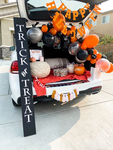 Fun Halloween Goodie Bags, Halloween Costumes For Trunk Or Treat, Halloween Trunk Or Treat Ideas For Cars For Suv Car, Trunk Or Treat With Balloon Arch, Trunk Or Treat With Costumes, Trunk Decorations For Halloween, Classic Halloween Trunk Or Treat, Spooky Trunk Or Treat Ideas, Trunk Or Treat Balloon Arch