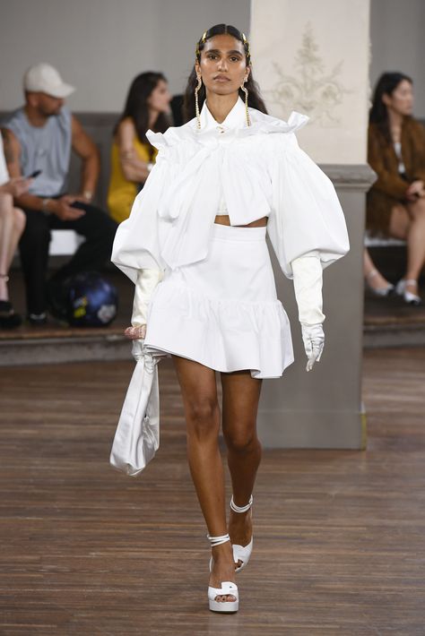 Vogue Aesthetic, Feminine Minimalist, Fashion Couture, Maximalism, Fashion 2024, White Party, 2024 Fashion, Runway Show, Spring 2024