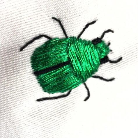 Hand Stitch Design, Stuff To Embroider, Embroidery Green, Simple Things To Embroider, Cute Small Embroidery, Creative Mending Embroidery, Bug Design, Big Embroidery Designs, Small Animal Embroidery