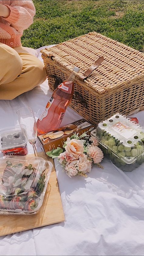 Cute Valentines Day Aesthetic, Valentines Day Picnic Aesthetic, V Day Aesthetic, Valentines Instagram Pictures, Valentines Day Instagram Pictures, Valentines Day Aesthetic Couple, Picnic Valentines Day, Valentines Day Picnic, Galentines Picnic