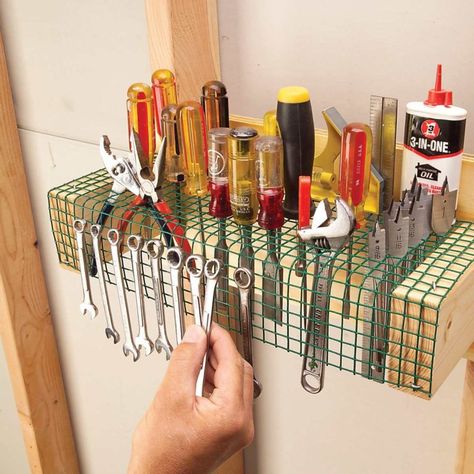 Work Bench Ideas Organization, Garage Organisation, Shed Organization, Garage Tool Storage, Hardware Cloth, Tool Storage Diy, Garden Tool Storage, Diy Garage Storage, Ideas Hogar