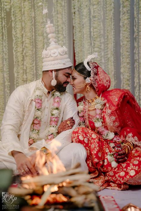 Wedding Photography Bengali, Wedding Decorations Bengali, Bengali Wedding Decoration Ideas, Bengali Wedding Poses, Bengali Marriage Photography, Bengali Wedding Photoshoot, Bengali Groom Outfit Wedding, Bengali Wedding Couple Poses, Bengali Couples Photography