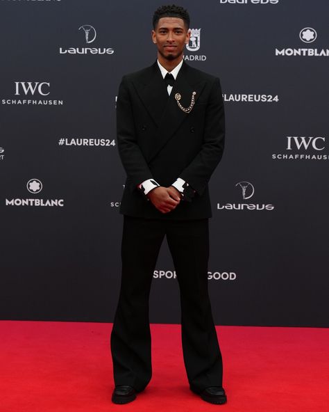 Jude Bellingham wore one of the hardest black tie fits of the year complete with 2024's hottest accessory: a brooch. More on the fit at the link in bio. Prom Suits For Men All Black, Idris Elba Suit, Mens Black Formal Outfit, Black Formal Men Outfit, Formal Suits Men Prom, Men’s All Black Prom Suit, Black Tie Men’s Attire, Creative Black Tie Men, Black Man In Suit Classy