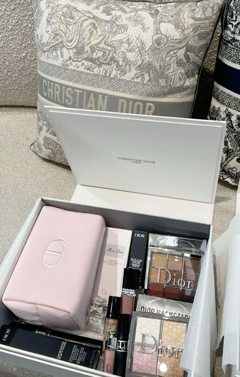 Luxury Perfume Collection, Dior Backstage Glow Face Palette, Penyimpanan Makeup, Dior Backstage, Glow Face, Perfume Organization, Fragrances Perfume Woman, Face Palette, Fancy Makeup