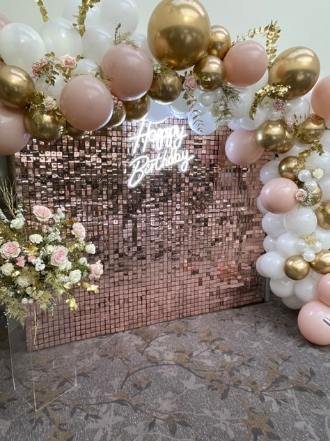 Sweet 16 Color Schemes Pink, Sweet 16 Decorations Rose Gold, Sweet 16 Party Ideas Pink And Rose Gold, Sequin Wall Balloon Garland, Quince Theme Ideas Elegant, Deco Anniversaire Rose Gold, Pink And Gold Sweet 16, Birthday Party Pink And Gold, 65th Birthday Party Ideas