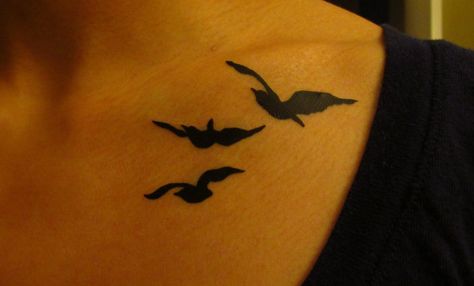 Divergent Tattoo Tris, Tris Tattoo, Ravens Flying, Raven Tattoo Meaning, Divergent Tattoo, Small Wave Tattoo, Tris Prior, Tattoo Temporary, Wave Tattoo