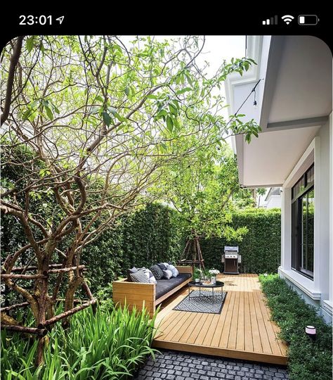 Backyard With Driveway, Modern Outdoor Hanging Plants, Small Courtyard Gardens Budget, Small Backyard Patio Designs, Brewery Patio, Narrow Backyard Ideas, Seattle Landscape, Small Backyard Garden Design, Ruang Tv