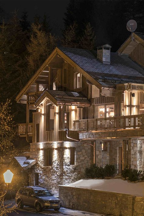 Ski Lodge House Exterior, Ski Chalet Aesthetic Interior, Rustic Family Vacation Chalet Exterior, Christmas Lodge Exterior, Alpine Chalet Exterior, Swiss Ski Lodge, Ski Lodge Architecture, Luxury Ski Resort Aesthetic, French Alps Chalet