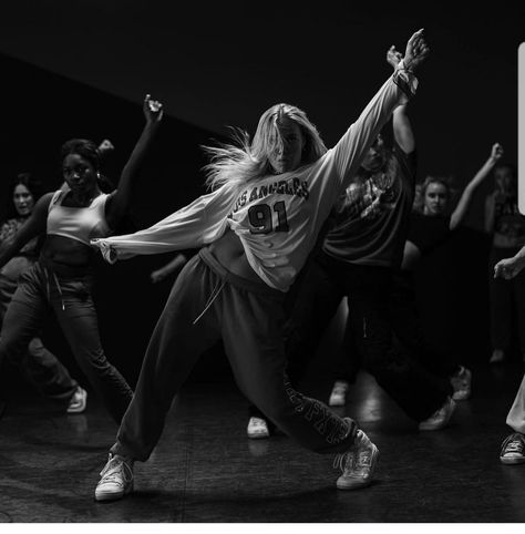 Dance Hobby Aesthetic, Dancing Pictures Hip Hop, Dance Choreography Photo, Dance Choreography Pictures, Dance Class Hip Hop, Dancing On My Own Aesthetic, Back Up Dancer Aesthetic, Dance Hip Hop Photo, Jazz Dancers Aesthetic