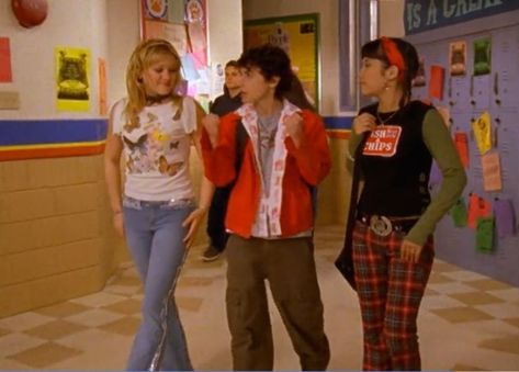 Early 2000s Disney Channel Fashion, Lizzie Mcguire Outfits, 1990 Style, Lizzie Mcguire Movie, 00s Mode, Blue Hair Accessories, 2000 Fashion, Early 2000s Fashion, 2000s Outfits