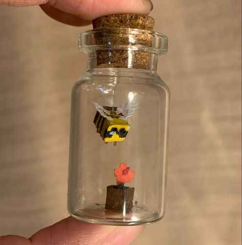 Bee Room Ideas, Mini Jar Crafts, Small Bottle Art, Paper Crafts Aesthetic, Mason Jar Craft Ideas, Minecraft Bee, Bee And Flower, Diy Minecraft, Mini Glass Bottles