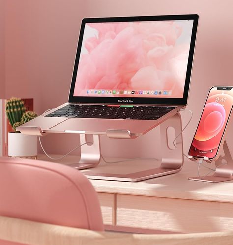 Rose Gold Desk Setup, Aesthetic Laptop Stand, Laptop Holder Stand, Macbook Air Accessories, Rose Gold Laptop, University Preparation, Apple Office, Macbook Stand, Rose Gold Macbook