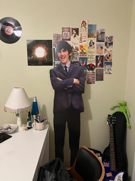 george harrison cutout in my room 😛😛😛 George Harrison Style, George Harrison Wallpaper, Beatles Bedroom, Beatles Room, George Harrison Art, Beatles Funny, Plastic Ono Band, Guys Trip, Travelling Wilburys