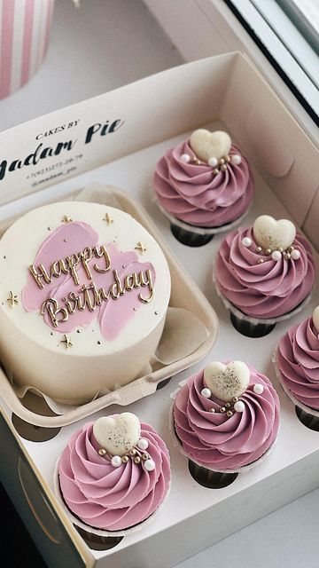 Cupcakes For Women Birthday, Tortas Astetics, Bento Box Cake With Cupcakes, Happy Birthday Torte, Birthday Cupcakes For Women, Mini Torte, Cupcake Cake Designs, Cute Cake, Mini Cakes Birthday