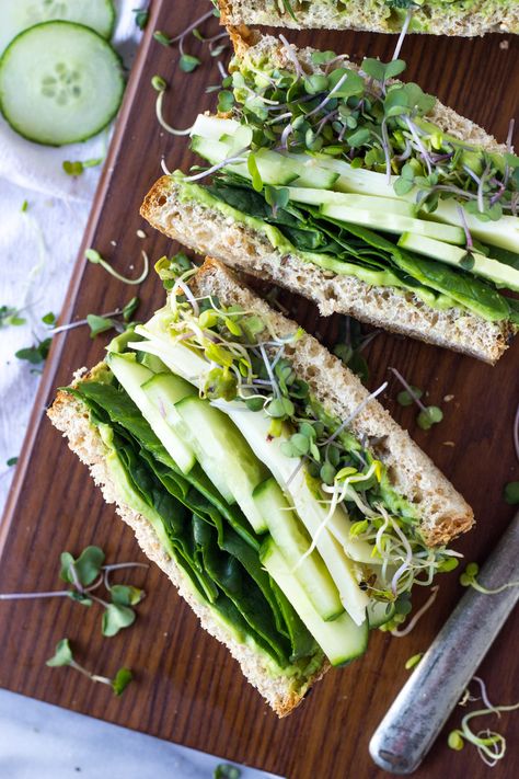 Microgreens Recipe, Pool Snacks, Sandwich Easy, Nutritious Lunch, Light Meals, Vegetarian Sandwich, Vegan Menu, Prep Recipes, Super Greens