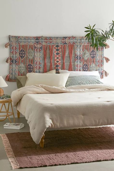 urban headboard Jute Headboard, Black Headboard Bedroom Ideas, Istanbul Apartment, Black Headboard Bedroom, Headboard Bedroom Ideas, Bohemian Chic Bedroom, Woven Headboard, Western Motifs, Tapestry Headboard