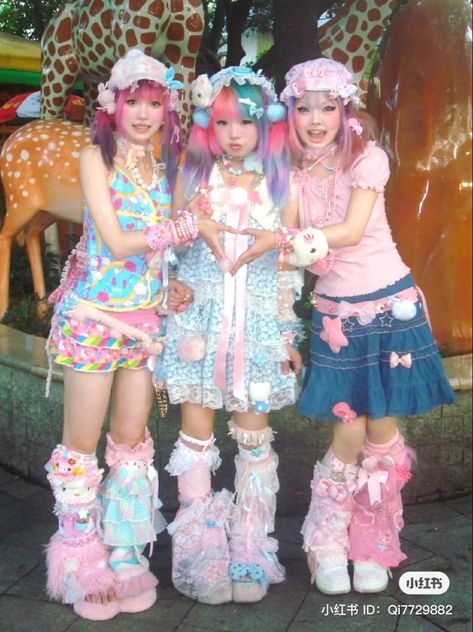 Harakuju Fashion Kawaii, Japanese Colorful Fashion, Gyaru Costume, Decora Japanese Fashion, Decora Harajuku Fashion, Kawaii Kei Fashion, Kei Fashion Types, Decora Outfit Ideas, Gyaru Fashion Outfits