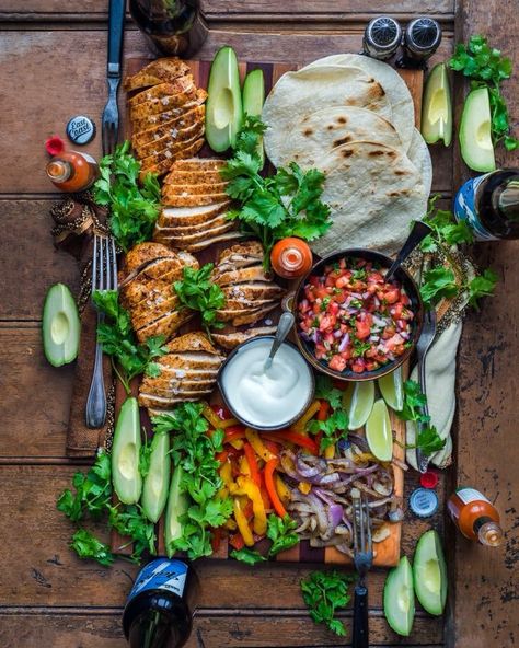 Party Fajitas Chicken Fajita, Chicken Fajitas, Food Platters, Food Presentation, Fajitas, Mexican Food Recipes, Appetizer Recipes, A Table, Food Photography