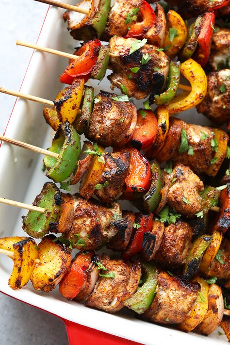 Grilled Chicken Fajita Kebabs in Under 30 Minutes | Fit Foodie Finds Quick Dinner Recipes Healthy, Grilled Chicken Kabobs, Chicken Kebab Recipe, Quick Healthy Dinner, Kabob Recipes, Chicken Fajita, Kebab Recipes, Healthy Grilling, Summer Recipes Dinner