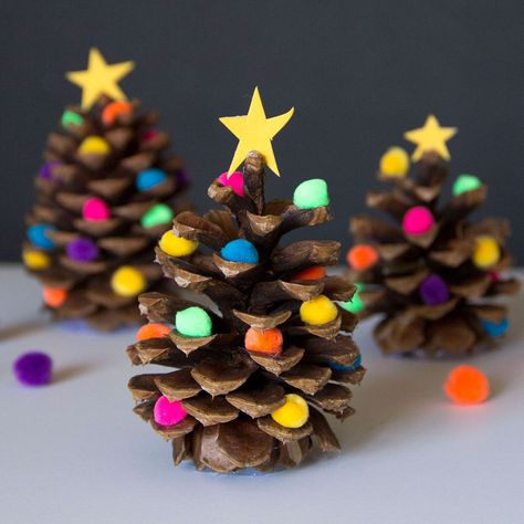 The kids will want to lend a hand with these easy to make Decorated Pine Cone Christmas Trees Pine Cone Christmas, Pine Cone Christmas Tree, Photo Pinterest, Preschool Christmas Crafts, Christmas Crafts For Kids To Make, Cone Christmas Trees, Cones Crafts, Christmas Tree Crafts, Preschool Christmas