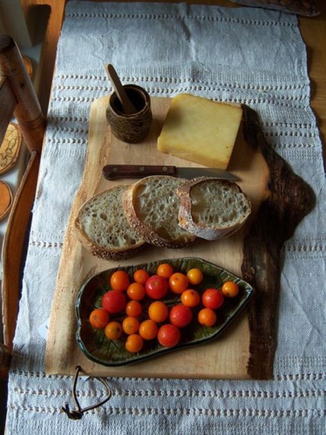 Tudor Food, Wine Board, Medieval Food, Medieval Recipes, Peasant Food, Basic Necessities, Food Simple, Bread Cheese, Simple Food