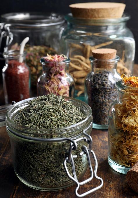 Herbalist Shop, Glass Pantry, Pantry Jars, Herb Jar, Magia Das Ervas, Bulk Herbs, Diy Kosmetik, Herbal Apothecary, Dried Herbs