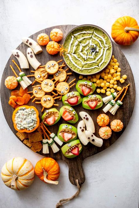 This Cute and Healthy Halloween Snack board is perfect for a kids Halloween party or school potluck. Make these easy Halloween treats and delight your guests! Halloween Snack Board, Halloween Potluck, Easy Halloween Treats, Easy Halloween Snacks, Halloween Snacks For Kids, Cute Halloween Treats, Halloween Lunch, Kids Halloween Food, Healthy Halloween Treats