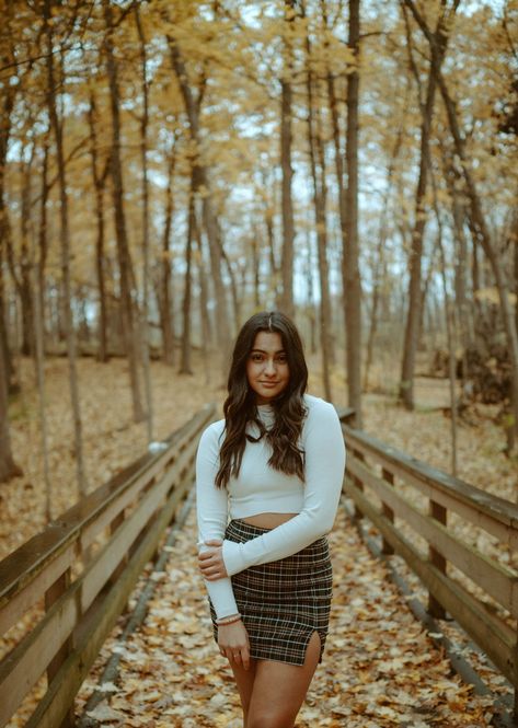 Portrait Photoshoot Outfits, Outfit Photo Poses, Outdoor Senior Picture Ideas Fall, Fall Theme Senior Pictures, Senior Picture Poses For Fall, Outside Photography Poses, Cute Fall Senior Picture Ideas, Senior Portrait Inspiration, Senior Pictures Women