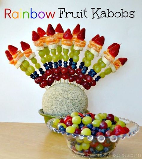 Rainbow Fruit Kabobs Kids Party Finger Foods, Kids Snacks Ideas, Rainbow Fruit Kabobs, Snack Cabinet, Rainbow Fruit Skewers, Fruit Kabob, Teaching Weather, Fruit Fast, Fruit Bouquet