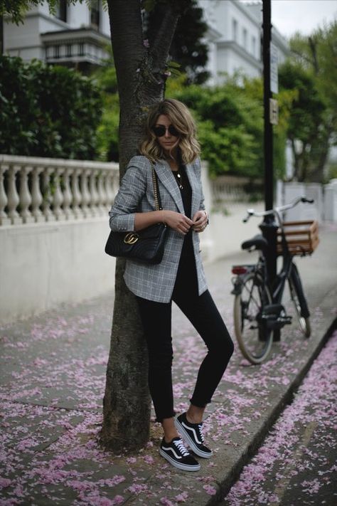 Fall 2017 Minimalist Essential #2: Boy Blazer Toddler Sneakers Girl, Estilo Vans, Full Black Outfit, Work Outfits Frauen, Plaid Outfit, Chic Work Outfit, How To Wear Vans, Minimalist Moda, Minimalist Street Style