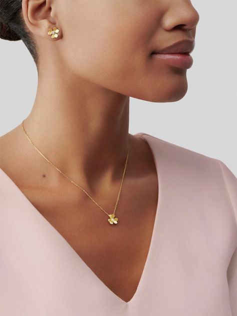 Frivole pendant, mini model 18K yellow gold, Diamond - Van Cleef & Arpels Van Cleef Necklace, Van Cleef & Arpels, Watch Cufflinks, Dainty Gold Bracelet, Mini Model, Luxe Jewelry, Heirlooms Jewelry, Brooch Jewelry, Van Cleef Arpels