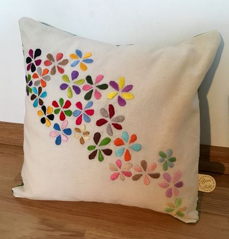 Cushion Embroidery Handmade, Pillows Design, Handmade Sofa, Cushion Embroidery, Simple Hand Embroidery Patterns, Ribbon Embroidery Tutorial, Pillow Crafts, Diy Embroidery Designs, Hand Embroidery Patterns Flowers