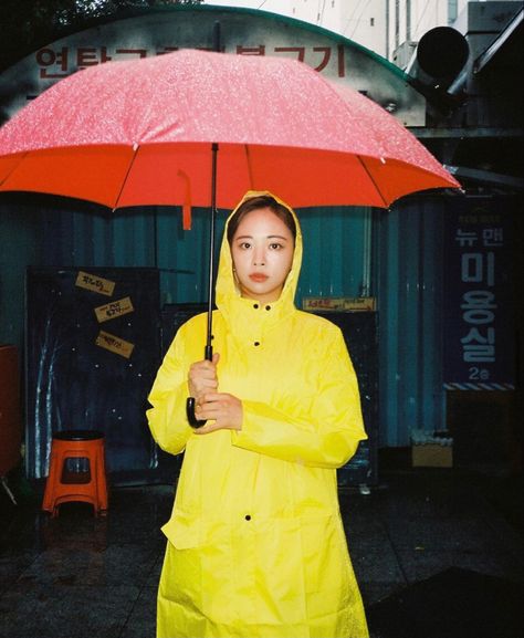 Yellow Rain Coat Aesthetic, Raincoat Reference, Yellow Raincoat Outfit, Yellow Rain Jacket, Raincoat Fashion, Raincoat Outfit, Painting Reference, Pvc Raincoat, Intro Video