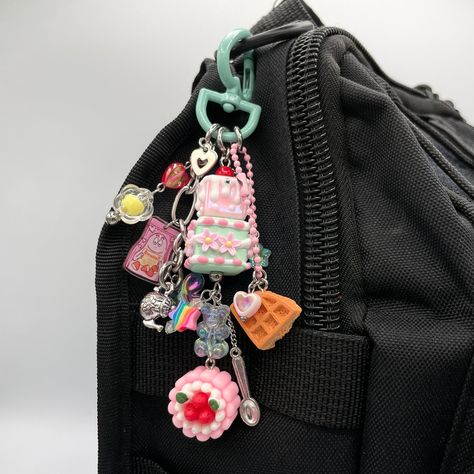 Unique School Bags, Keychain Backpack Aesthetic, Keychains On Backpack, Keychain Aesthetic Bag, Cute Keychains For Backpacks, Black Backpack Aesthetic, Bag Keychain Aesthetic, Backpack With Keychain, Bag Charms Aesthetic