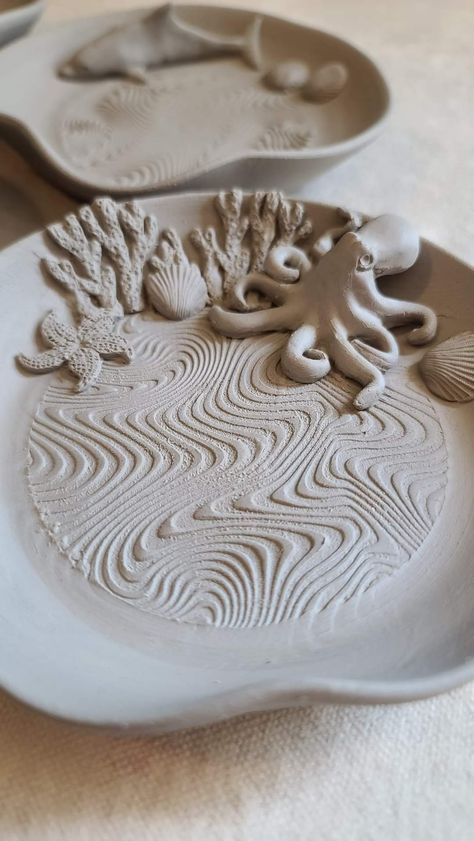 Ceramics Stamp Ideas, Cute Things To Make In Ceramics, Clay Pattern Ideas, Pottery Inspiration Aesthetic, Ceramic Art Animals, Clay Slabs Ideas, Ceramic Nature Ideas, Ceramic Bowl Ideas Design, Beginning Ceramics Projects