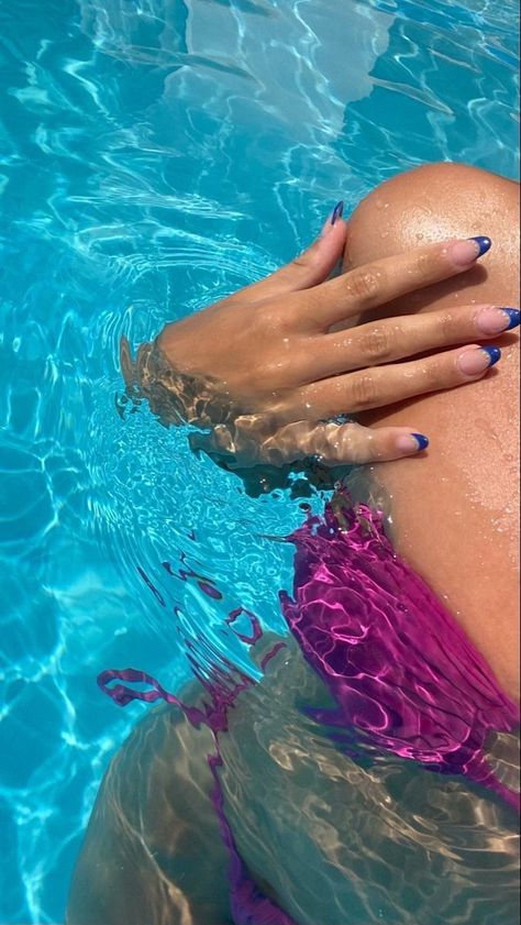 Pool Picture Ideas Instagram Selfie, Ig Aesthetic Pictures, Foto In Piscina, Cute Pool Pics, Piscina Aesthetic, Pool Photo Ideas, Pool Picture Ideas, Swimming Pics, Swimming Pool Photography