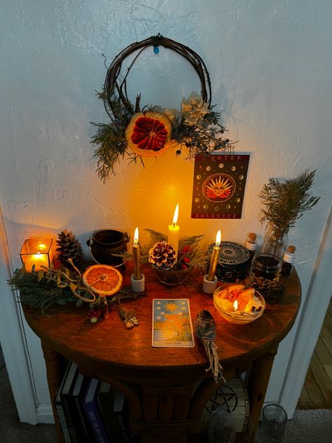 Cozy Yule Aesthetic, Yule Wicca Ritual, Witchy Yule Aesthetic, Yule Astetic, Yule Window Decorations, Winter Solstice Altar Ideas, Yule Mini Altar, Home Altar Witch, Yule Aesthetic Decor