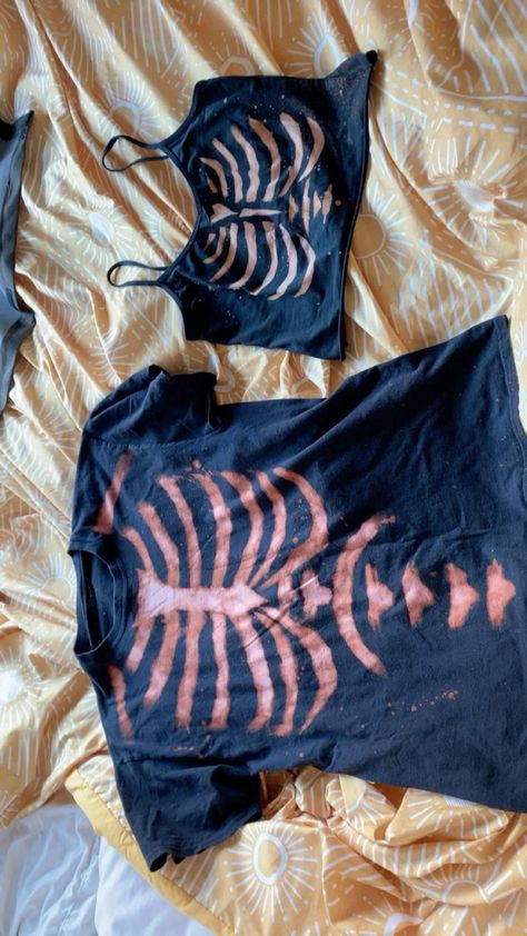 {{Couples}} skeleton shirts bleach painted Check more at https://howcandothis.com/diyideas/couples-skeleton-shirts-bleach-painted-2/ Skeleton T Shirt Diy, Rib Cage Shirt Diy Bleach, Bleached Pants Diy, Customized Shirts Ideas, How To Make A Bleached Shirt, Pants With Bleach Design, Skeleton Design Tshirt, Bleach Painting Clothes Skeleton, Bleach Painting Tshirts