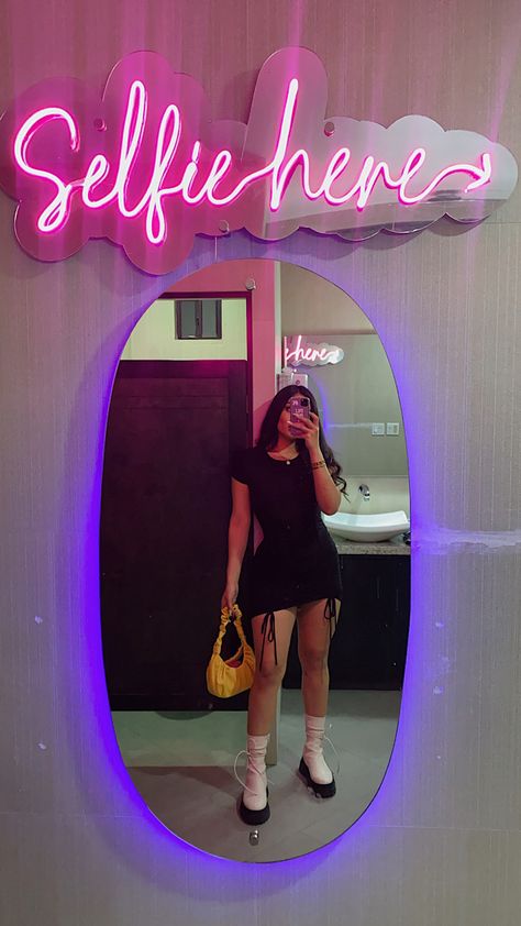 Trendy Boutique Interior, Wax Set Up Ideas, Neon Cafe Interior Design, Store Neon Sign, Bar Deco, Beauty Room Salon, Esthetician Room Decor, Selfie Wall, Clothing Store Interior