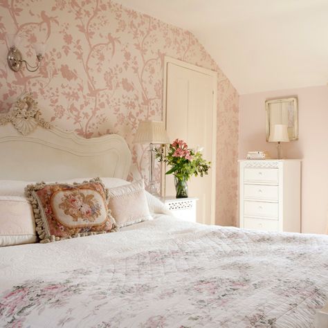 Pale pink bedroom with floral wallpaper and bedlinen Pale Pink Bedrooms, Pink Wallpaper Bedroom, Wallpaper Bedroom Feature Wall, Floral Wallpaper Bedroom, Pink Floral Wallpaper, Feature Wall Bedroom, Guest Bedroom Design, Floral Bedroom, Shabby Chic Bedroom