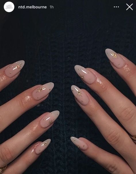 Office Job Nails, Neutral December Nails, Almond Nails Designs Matte, Nail Ideas Oval Shape, Neutral Almond Shaped Nails, Neutral Bridesmaid Nails, Nail Inspo New Years, Classy Nails Elegant, Nude Nails With Gold Accent