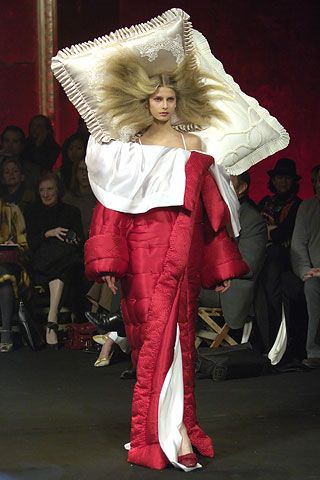 Extreme snuggie by Viktor & Rolf, complete with pillow Fashion Fail, Catwalk Fashion, Victor And Rolf, Mode Pop, Costumes Couture, Funny Fashion, Weird Fashion, Viktor & Rolf, صور مضحكة