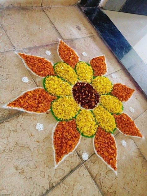 Flower Decorations On Floor, Rangoli Decoration With Flowers, Flower Rangoli With Colours, Floor Flower Decoration, Onam Rangoli Flower Easy, Rangoli Made Of Flowers, Easy Diwali Rangoli With Flowers, Rangoli With Two Colours, Welcome Home Rangoli Design