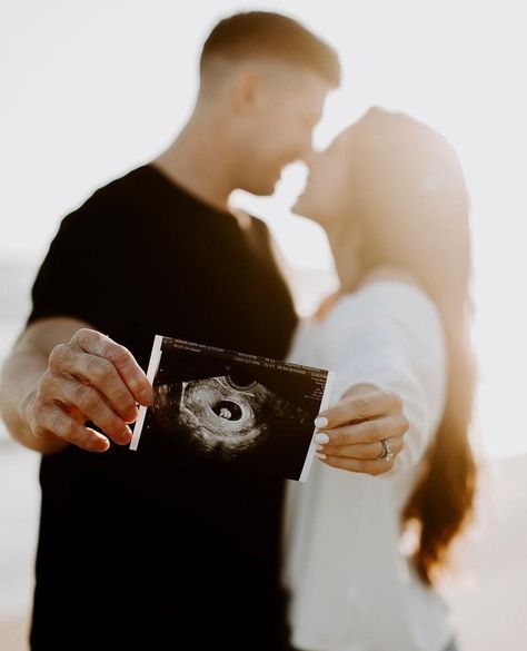 Sonogram Pregnancy Announcement, Pregnancy Announcement Photography, Vom Avea Un Copil, Pregnancy Announcement Pictures, Couple Pose Ideas, Baby Bump Photoshoot, Pregnancy Announcement Photoshoot, Maternity Photography Poses Outdoors, Baby Bump Pictures