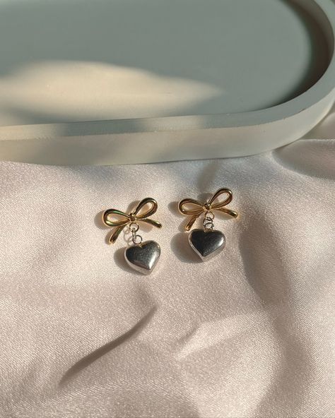 Amore earrings 🎀💓💕🌷 Shop via link in bio [waterproof, stainless steel jewelry, trending jewelry, Antitarnish jewelry, bow jewelry] Jewelry Bow, Jewelry Trending, Jewellery Photo, Trending Jewelry, Bow Jewelry, Bow Earrings, Steel Jewelry, Stainless Steel Jewelry, Necklace Earrings