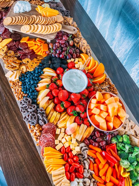 Table Grazing Board, Taste Table Party Ideas, Sandwich Charcuterie Table, Grazing Table Ideas Simple, Grazing Table Small Party, Hot Food Charcuterie Board, Birthday Charcuterie Table, Grazing Table For 15, Fruit Graze Table